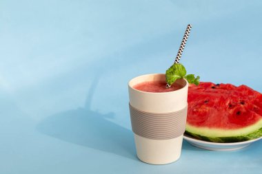 Çevre dostu malzemeden yeniden kullanılabilir cam. Hem sıcak hem de soğuk içecekler içebilirsin. Kahve, çay, karpuz suyu ve alkollü kokteyller. Boşluğu kopyala.