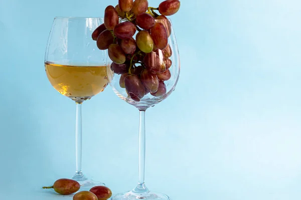 Large Light Wine Grapes Covered White Coating Called Yeast Glasses — Stock Photo, Image