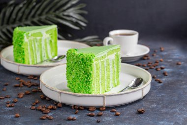 Elmalı bisküvili doğum günü pastası. İki tabak, iki porsiyon ve bir fincan kahve. Gri bir arka planda. Doğum günü, tatiller, şekerler. Boşluğu kopyala.