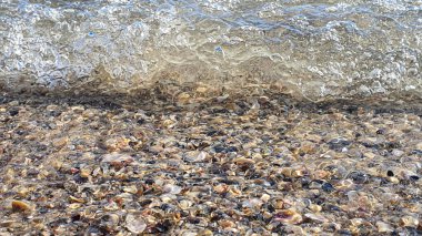 Deniz Burnu. Suyun masmavi rengi, kıyıda köpüren dalgalar. Seçici odaklanma. Yaz tatili. Doğa.