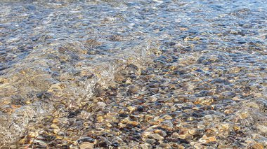 Deniz Burnu. Suyun masmavi rengi, kıyıda köpüren dalgalar. Seçici odaklanma. Yaz tatili. Doğa.