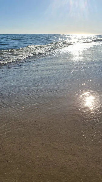 Seascape 물푸레 색깔의 파도가 해변에서 몰아치고 있었다 선택적 집중입니다 여름의 — 스톡 사진