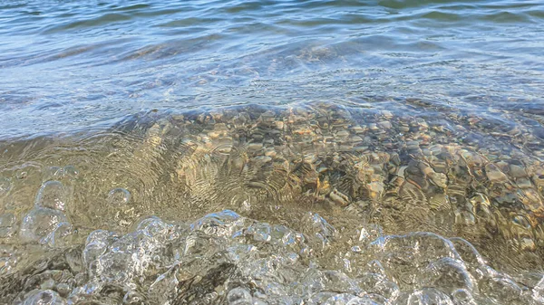 Seelandschaft Azurblaue Farbe Des Wassers Ufer Schäumende Wellen Selektiver Fokus — Stockfoto