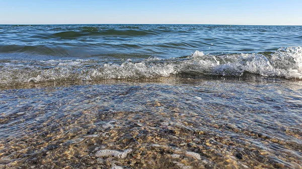 碧绿的水色 浪花飘扬在岸边 有选择的重点 暑假休息 — 图库照片