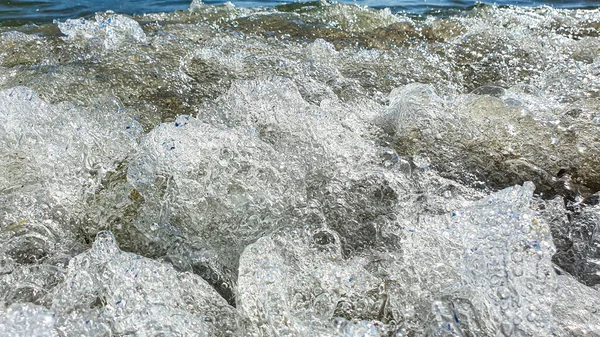 Seelandschaft Azurblaue Farbe Des Wassers Ufer Schäumende Wellen Selektiver Fokus — Stockfoto