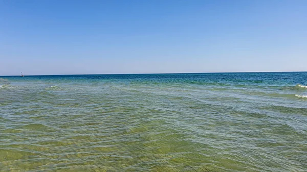 Seascape 물푸레 색깔의 파도가 해변에서 몰아치고 있었다 선택적 집중입니다 여름의 — 스톡 사진