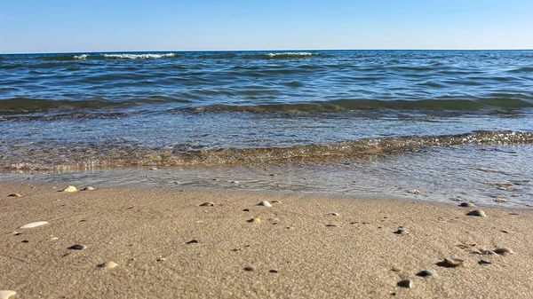 碧绿的水色 浪花飘扬在岸边 有选择的重点 暑假休息 — 图库照片