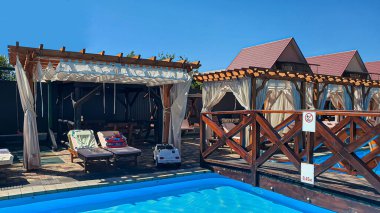 Yüzme havuzlu bir avlu, güneş pansiyonları, çevre dostu ahşaptan yapılmış bir oyun alanı. Tüm aile için yaz tatili. Zindelik.