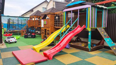 Yüzme havuzlu bir avlu, güneş pansiyonları, çevre dostu ahşaptan yapılmış bir oyun alanı. Tüm aile için yaz tatili. Zindelik.