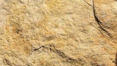 Masonluk duvarda ve yerde. Çeşitli taş dokuları. Çok renkli bir arka plan. Gölgeler.