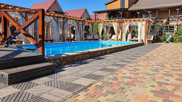 一个有游泳池 日光浴的庭院 一个由环保木料制成的游乐场 全家的暑假 健康情况 — 图库照片