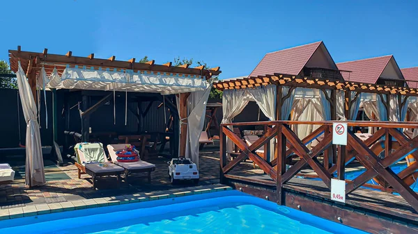 Yüzme havuzlu bir avlu, güneş pansiyonları, çevre dostu ahşaptan yapılmış bir oyun alanı. Tüm aile için yaz tatili. Zindelik.