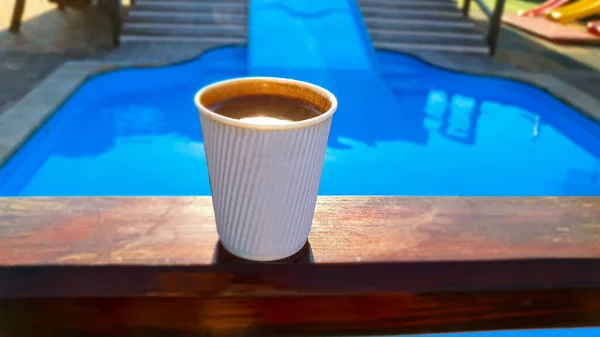 Café Vaso Desechable Una Taza Vidrio Junto Piscina Alegre Mañana —  Fotos de Stock