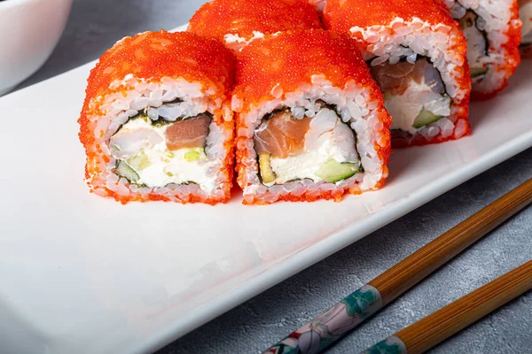 Sushi Beállítja Nigiri Uramaki Kalifornia Philadelphia Egy Fehér Tányéron Közelben — Stock Fotó