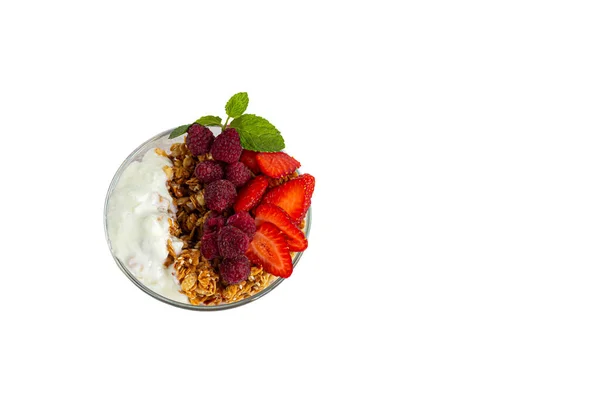 Hemlagad Granola Med Jordgubbsbitar Lätt Tallrik Och Yoghurt Burk Ljus — Stockfoto