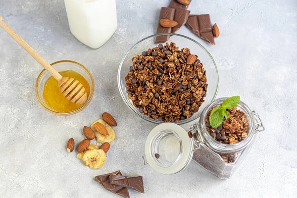 Granola Casera Con Trozos Fresa Chocolate Nueces Frasco Vidrio Con — Foto de Stock