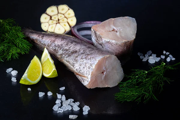 Свежая Замороженная Туша Филе Рыбы Кулинарными Ингредиентами Травами Перцем Лимоном — стоковое фото