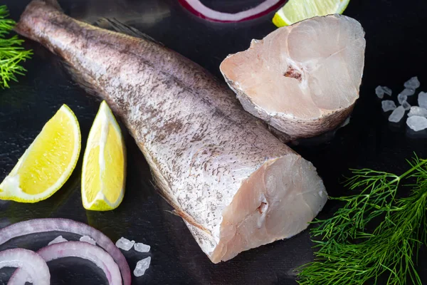 Свежая Замороженная Туша Филе Рыбы Кулинарными Ингредиентами Травами Перцем Лимоном — стоковое фото