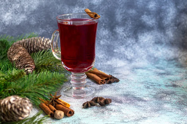 Glühwein Ein Wärmendes Getränk Einer Tasse Mit Gewürzen Weihnachtsspielzeug Neujahrsstimmung — Stockfoto