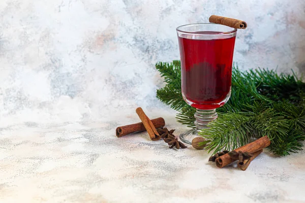 Glühwein Ein Wärmendes Getränk Einer Tasse Mit Gewürzen Weihnachtsspielzeug Neujahrsstimmung — Stockfoto