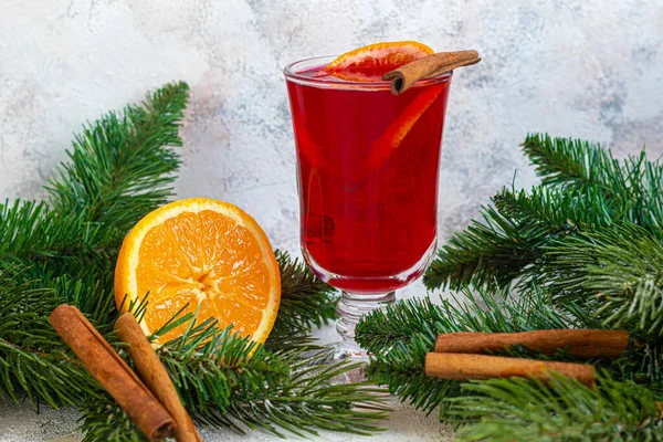Sıcak Şarap Baharatlı Bir Bardakta Sıcak Bir Içecek Noel Oyuncakları — Stok fotoğraf