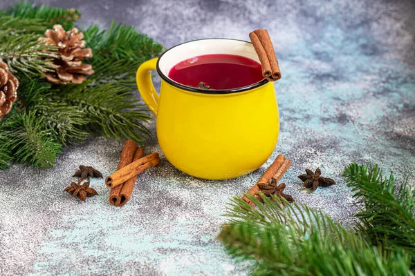 Sıcak Şarap Baharatlı Bir Bardakta Sıcak Bir Içecek Noel Oyuncakları — Stok fotoğraf