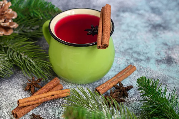 Glühwein Ein Wärmendes Getränk Einer Tasse Mit Gewürzen Weihnachtsspielzeug Neujahrsstimmung — Stockfoto