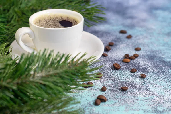 Ένα Φλιτζάνι Νόστιμο Αρωματικό Καφέ Τοποθετείται Υπόστρωμα Από Κόκκους Καφέ — Φωτογραφία Αρχείου