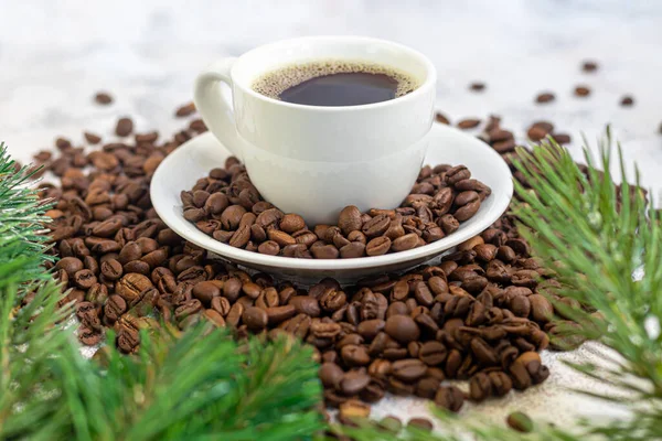 Egy Csésze Finom Aromás Kávé Kávébabból Készült Szubsztrátumra Helyezik Újévi — Stock Fotó