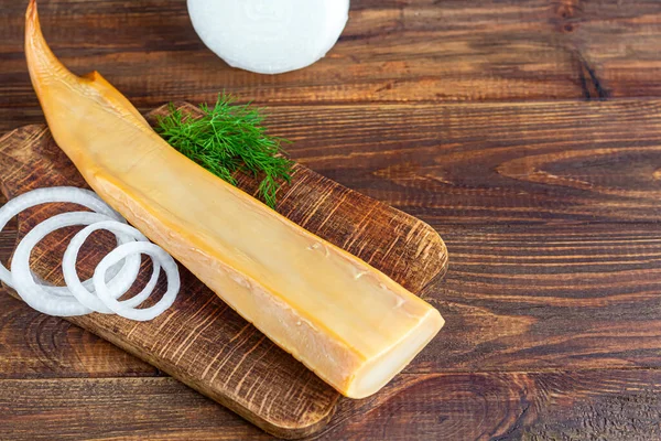 Carcassa Calamari Affumicati Uno Sfondo Legno Con Insalata Pomodorini Cipolle — Foto Stock