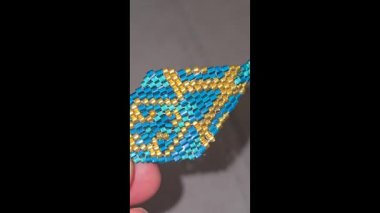 Hafif arka planda el yapımı boncuklu ve cam boncuklu küpeler. Ürün gösterisi. Moda trendleri. Boşluğu kopyala