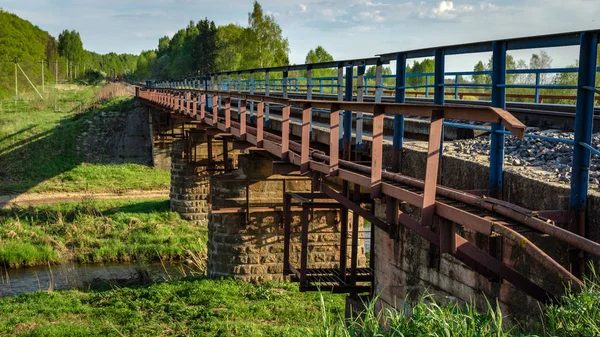 Most kolejowy nad rzeką — Zdjęcie stockowe