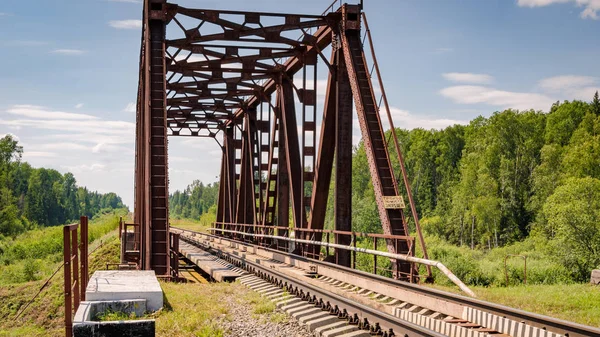 Pont ferroviaire sur la rivière — Photo