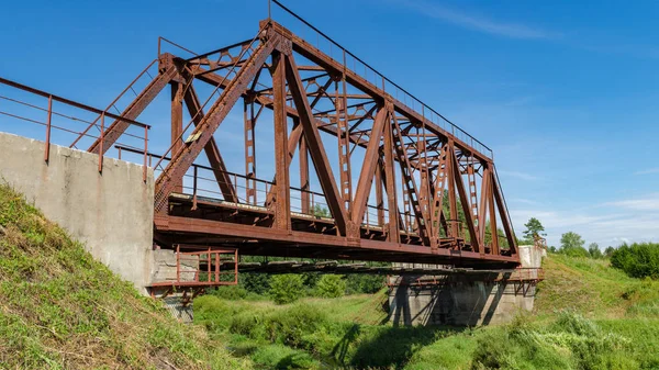 Pont ferroviaire sur la rivière — Photo