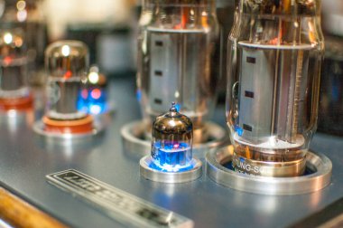 Müzik dinlemek için geçmişe dönük lamba ekipmanı