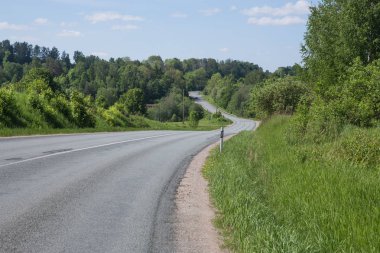 Şehir Cesis, Letonya. Eski yol ve ağaçlar. Mavi gökyüzü ve. Seyahat fotoğraf 2018.
