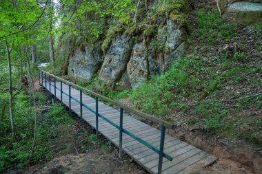 Şehir Cesis, Letonya, kırmızı kayalar ve doğa. Yüksek tepe görüntüleyin. 2018