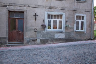 Şehir Cesis, Letonya. Eski kapılar ve kentsel şehir manzarası. Güzel ve güneşli bir gün. 2018