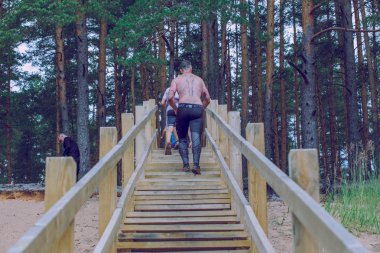 Şehir Ikskile, Letonya. Yarış, spor olay cesur. Açık Eğitim, kişi çalıştırıyorsunuz. Güneşli bir gün. 2018 seyahat fotoğraf.