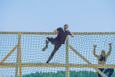 Şehir Ikskile, Letonya. Yarış, spor olay cesur. Açık Eğitim, kişi çalıştırıyorsunuz. Güneşli bir gün. 2017 seyahat fotoğraf.