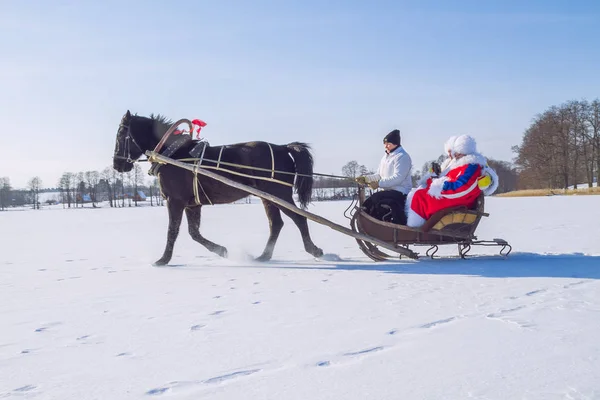 City Cesis Letónia Cavalo Com Trenó Povos Lago Congelado Inverno — Fotografia de Stock