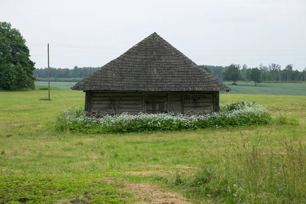 Rauna ラトビア 古い銭湯と緑の草原 旅行写真 2018 — ストック写真