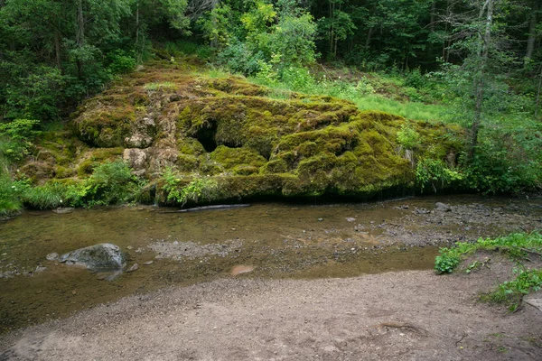 Şehir Rauna, Letonya. Şelale ahşap, Doğa, yeşil çim ve su. Seyahat fotoğraf 2018.
