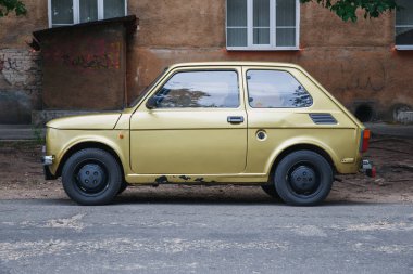 City Riga, Letonya. Retro Fiat 126 sokak, altın renk. Kentsel şehir manzaralı. 2018.