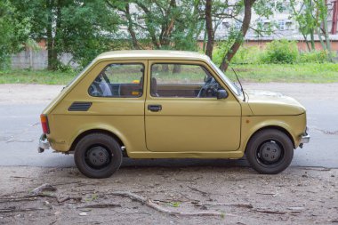 City Riga, Letonya. Retro Fiat 126 sokak, altın renk. Kentsel şehir manzaralı. 2018.