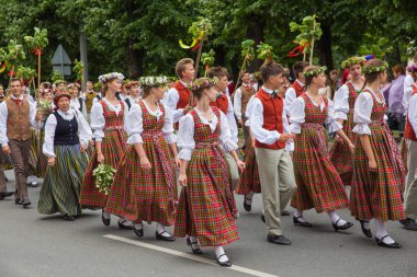 City Riga, Letonya. Koro Festivali, şarkıcılar, sokak, Ulusal kostüm ve kültür. Seyahat fotoğraf 2018.