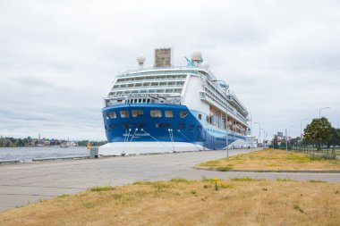 City Riga, Letonya. Riga bağlantı noktasında büyük gemi. Kentsel şehir manzaralı. Güneşli bir gün, nehir Daugava. 2018