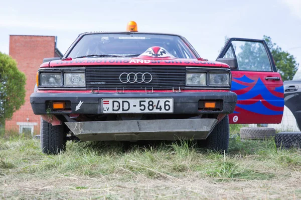 Ville Livi Lettonie Rallye Amateur Route Terre Voiture Avec Cavalier — Photo