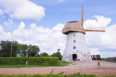 Şehir Araisi, Letonya. Eski yel değirmenleri ve doğa, yeşil çim ve mavi gökyüzü. Seyahat fotoğraf 2018