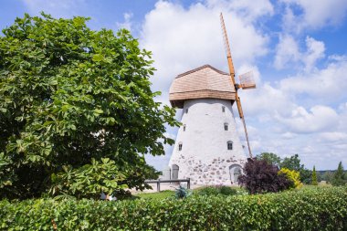 Şehir Araisi, Letonya. Eski yel değirmenleri ve doğa, yeşil çim ve mavi gökyüzü. Seyahat fotoğraf 2018